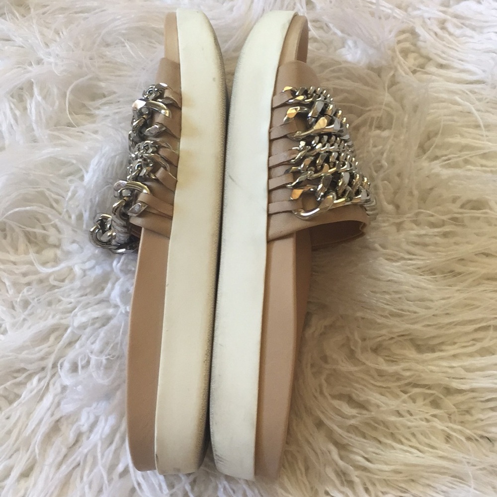 Kendall and Kylie chain Slides - Picture 6 of 8